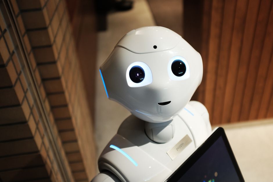 AI robot representing prompt engineering to reduce token usage across the OpenAI API and MCP